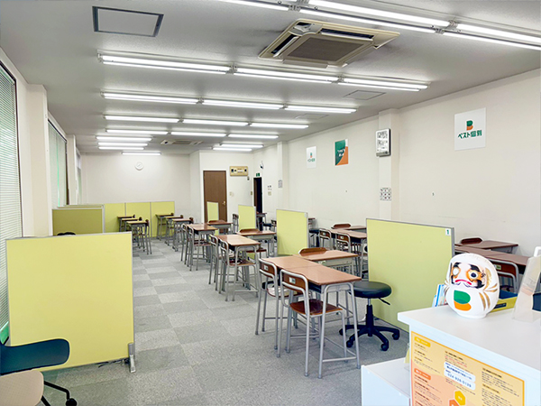 富田中央教室の様子：適度に机の間隔を取りつつも、すぐそばに先生がいる環境を作っています！