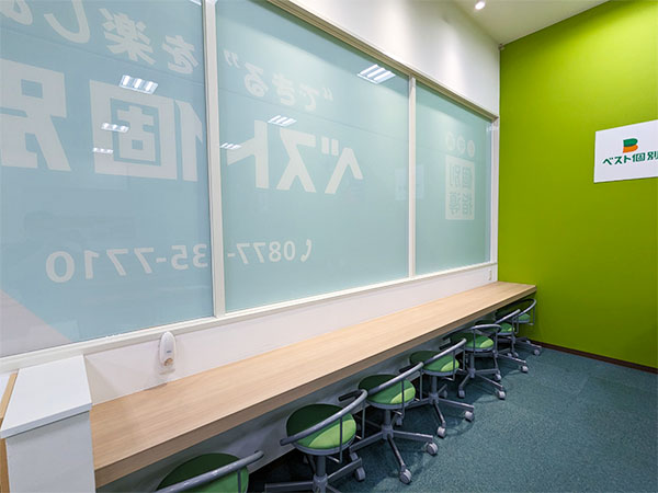 イオンタウン宇多津教室の様子：自習スペースで、学校の宿題もOK。