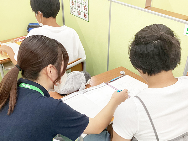 角田教室の様子：できるまで、わかるまで、 何度でも！