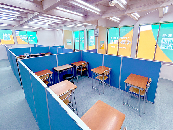 中央台南教室の様子：一人ひとりが集中して取り組める環境です。