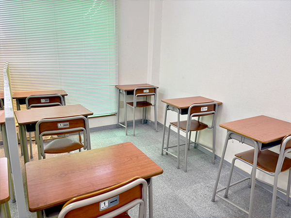 富田中央教室の様子：学校の宿題などの質問ももちろんOK！授業日以外でも利用できます！