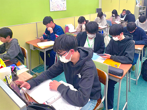 西川教室の様子：一人ひとりに丁寧に教えていきます。