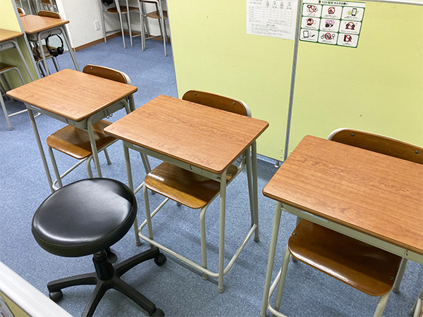 船岡教室の様子：先生1名が3名のお子さまを担当します。