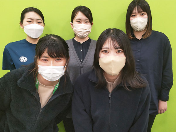 イオンタウン宇多津教室の様子：優しく指導熱心な先生たちがサポートします。