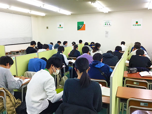 桜町中央教室の様子：授業中は集中して取り組んでいます。