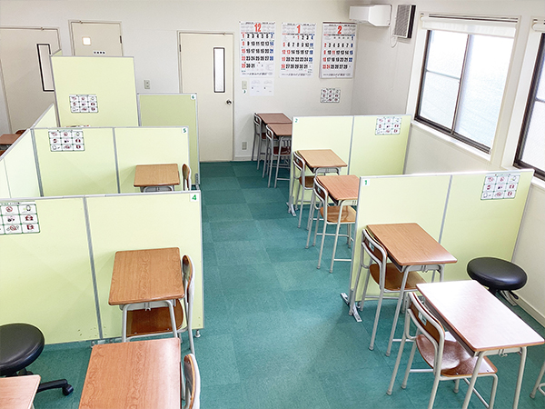 角田教室の様子：ココが自慢の、集中できる机の配列です！