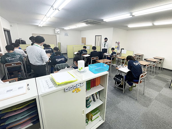 千石教室の様子：教室では、お子さま一人ひとりが集中して勉強しています。