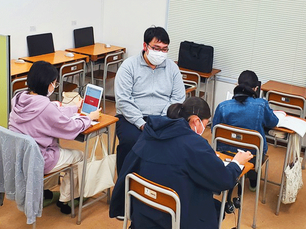 笹谷中央教室の様子：デバイスを使った学習を個別にサポートしていきます