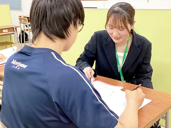 日出山教室の様子：机どうしの距離を保ちつつ集中できる環境です。