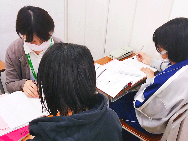鈎取教室の様子：ノートの取り方なども、目の前で指導しています