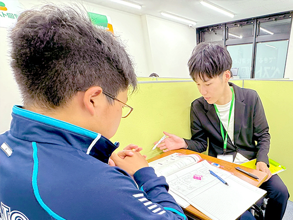 東仙台教室の様子：お子さまに寄り添い、丁寧に指導いたします。