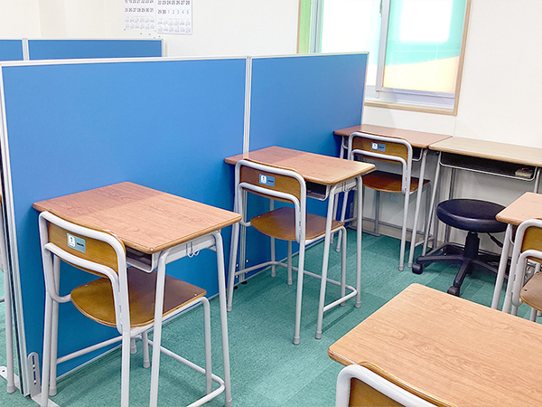平もみじ町教室の様子：お子さまの個性に合わせた学習を行います。
