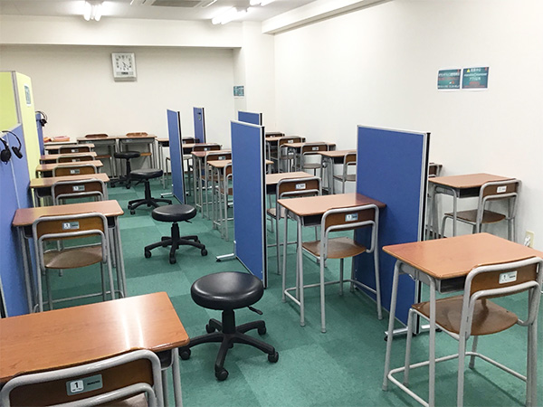 福島大森教室の様子：机と机の間隔は適度に空いています。