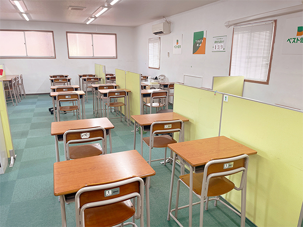 牟礼教室の様子：いくつかのグループにわけて授業を行います