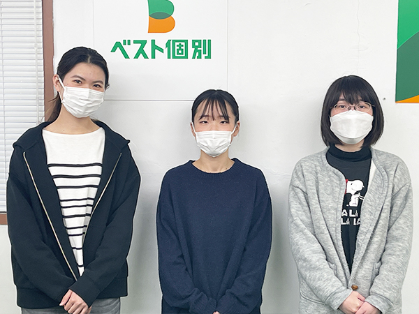 牟礼教室の様子：先生たちが勉強のサポートをいたします。