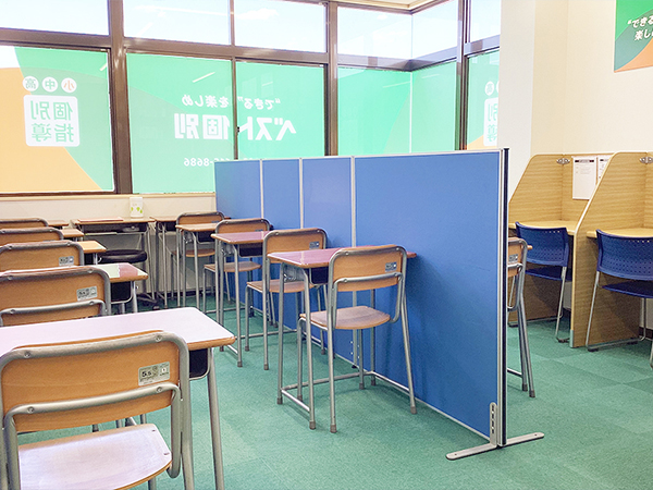鈴川教室の様子：学習に集中できる場を整えています。