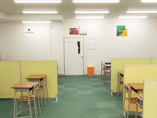 若松三中前教室の様子：空いている机は自習に使ってOKです！