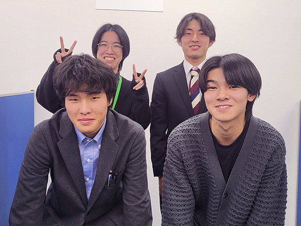 袋原教室の様子：一人ひとりに寄り添って指導します。