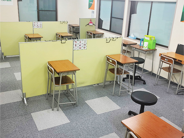 丸子教室の様子：机と机の間隔は適度に空いています。