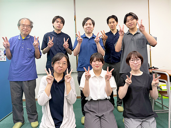 行健教室の様子：元気な先生たちが全力でサポートします！