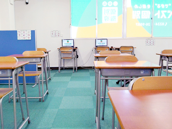 白石教室の様子：お子さま一人ひとりに寄り添って丁寧に指導します。