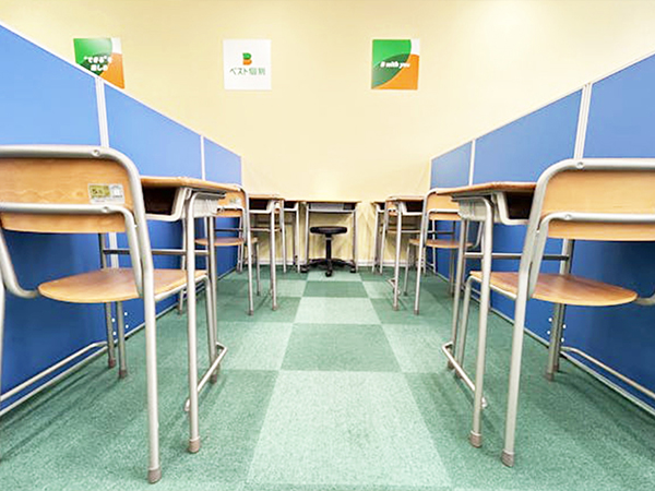 リオーネふるかわ教室の様子：学習に集中しやすい配置を取っています。