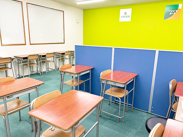 鏡石中央教室の様子：空いている机は自習利用可能です。