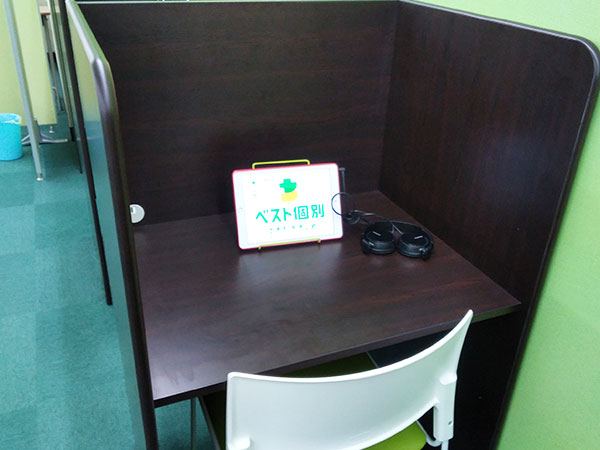 塩川町教室の様子：ボックス型の自習席で集中できる！