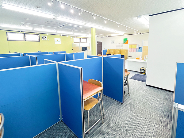 東根教室の様子：授業外でも質問しながら自習できます。