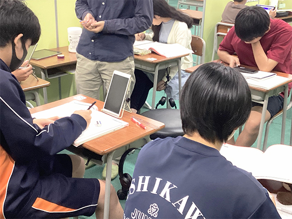 石川町教室の様子：気になる事は目の前の先生と一緒に解決！