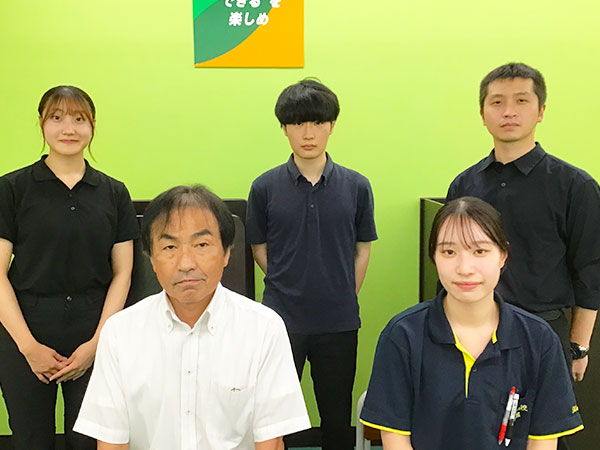 塩川町教室の様子：楽しく勉強を教えてくれるスタッフがたくさんいます。