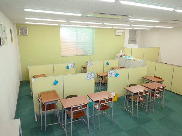 春日教室の様子：学習に集中できるレイアウトとなっています。