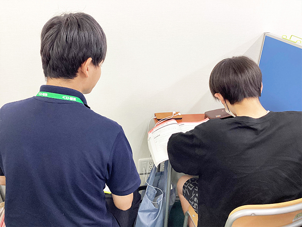 綾川教室の様子：一人ひとりわかるまで指導します！