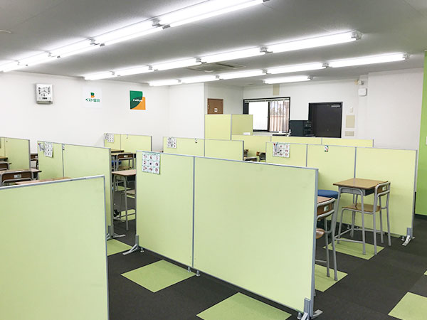扇町教室の様子：広々とした空間に個別のブースを設けております。