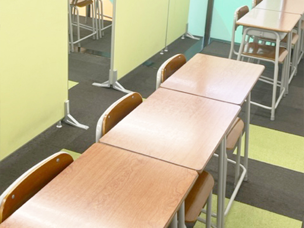 扇町教室の様子：低めのパーテーションなので、先生の目も届きやすいです。