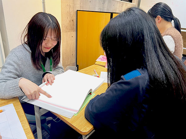 愛子駅前教室の様子：先生が同じ目線でしっかりサポートします！