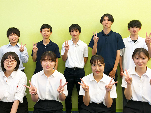ハローズ多肥教室の様子：生徒さんの学習をサポートします。