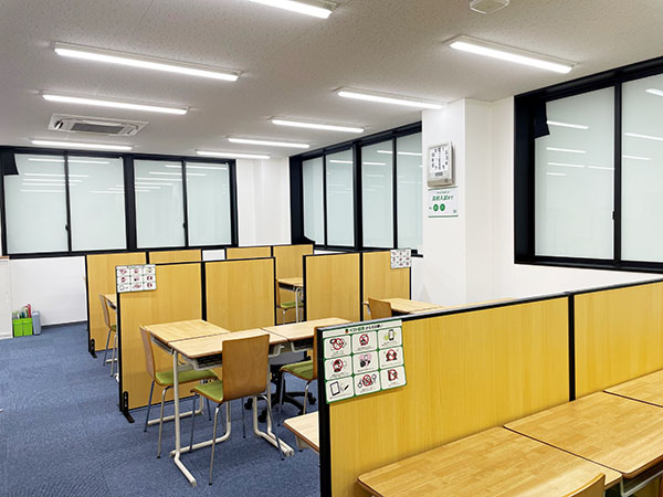 大安寺教室の様子：明るく勉強に集中できる環境を整えております。