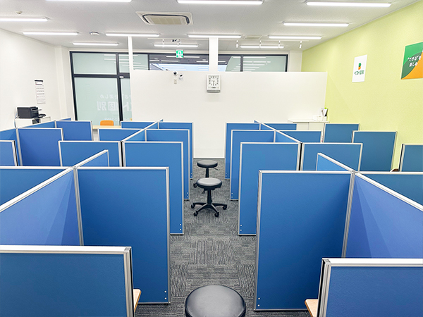高松東教室の様子：自分だけのブースで集中力アップ！