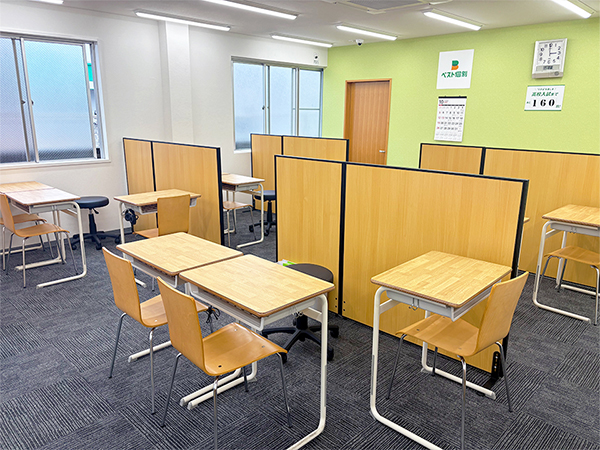 真備中央教室の様子：わからないところは先生にいつでも聞ける！