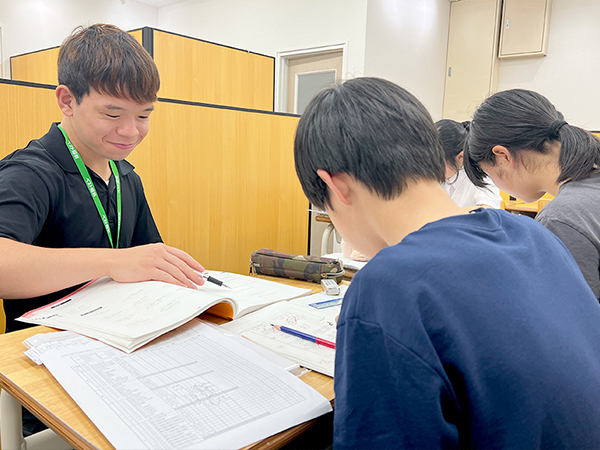 中庄教室の様子：明るく優しい先生が丁寧にサポートします