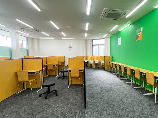 太田中央教室の様子：壁際の広い空間で周りを気にせず自習しよう！