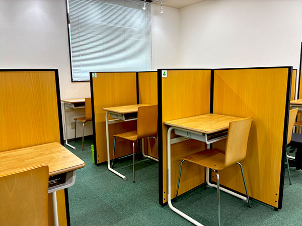 貝沢教室の様子：集中できて質問がしやすい個別ブースです！