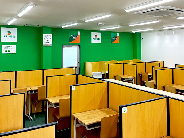 貝沢教室の様子：どの机もすぐそばに先生がいます！